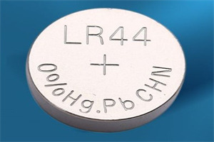 Cos'è una batteria LR44?